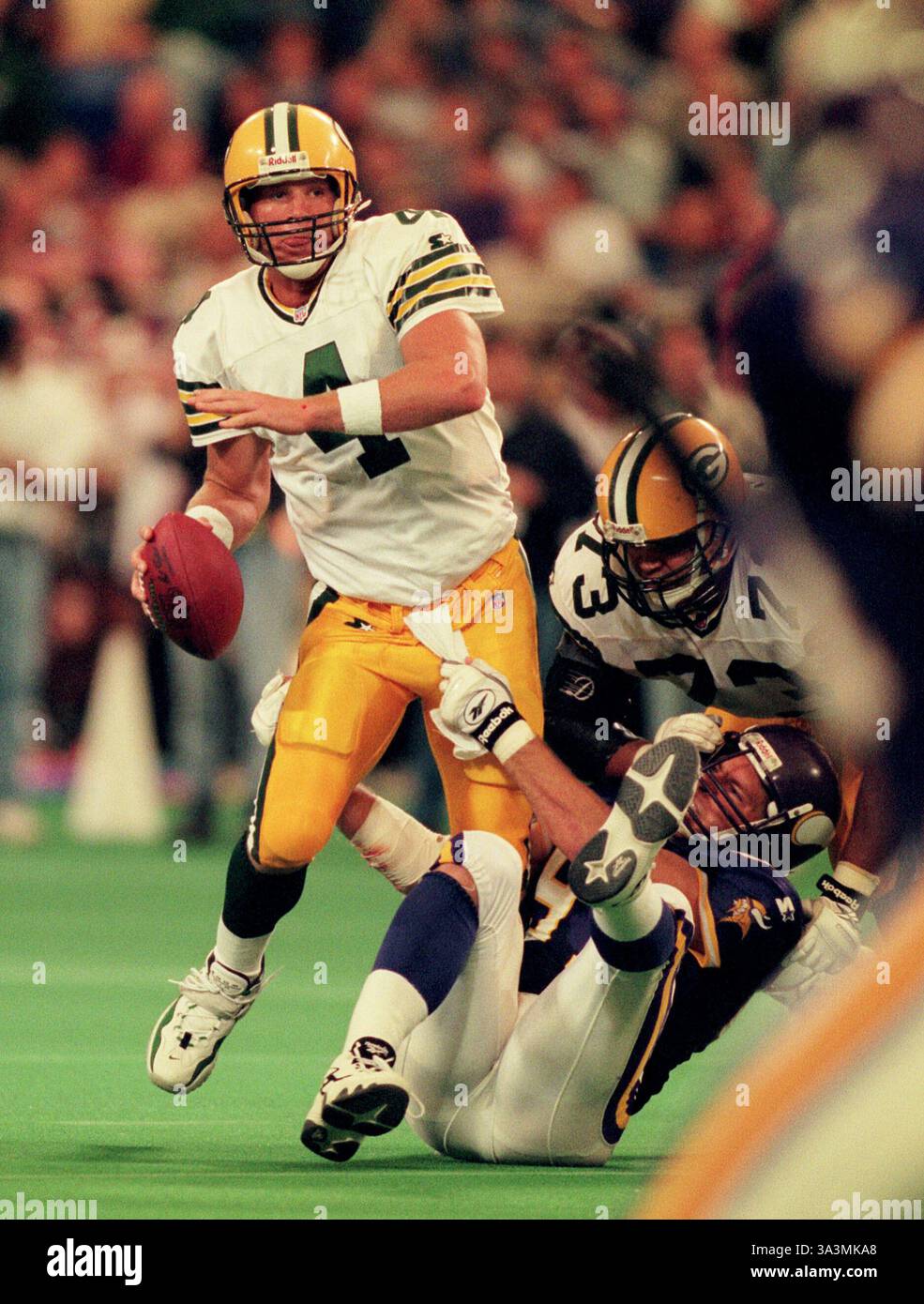 I Green Bay Packer Brett Favre in azione contro i Minnesota Vikings nel 1994. Foto Stock I Green Bay Packer Brett Favre in azione contro i Minnesota Vikings nel 1994. Foto Stock