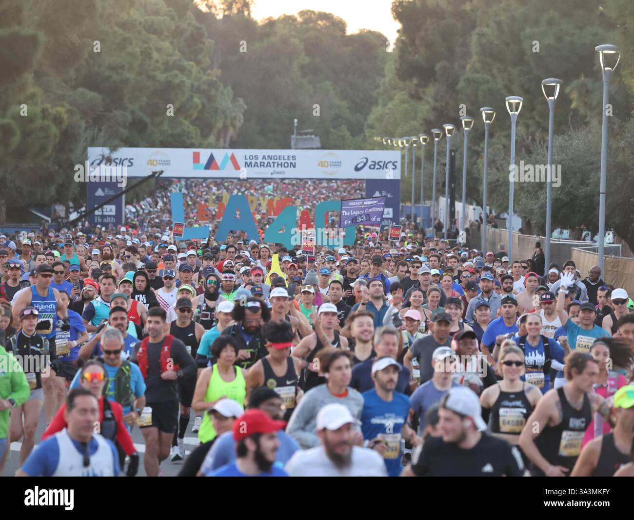 Los Angeles, Stati Uniti. 16 marzo 2025. I partecipanti gareggiano durante la maratona di Los Angeles 2025 a Los Angeles, negli Stati Uniti, il 16 marzo 2025. Crediti: Qiu Chen/Xinhua/Alamy Live News Foto Stock