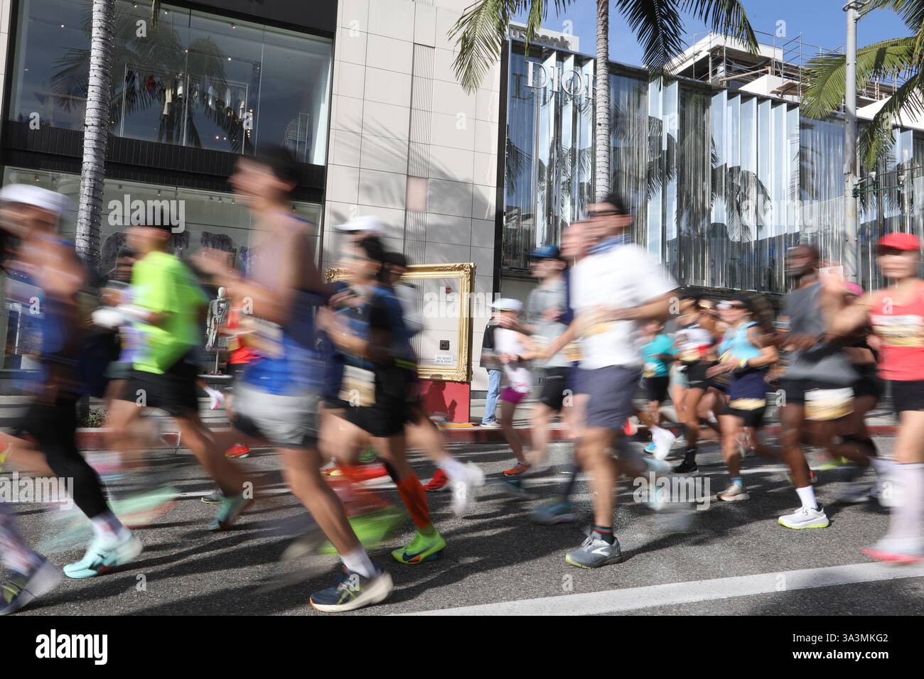 Los Angeles, Stati Uniti. 16 marzo 2025. I partecipanti gareggiano durante la maratona di Los Angeles 2025 a Los Angeles, negli Stati Uniti, il 16 marzo 2025. Crediti: Qiu Chen/Xinhua/Alamy Live News Foto Stock