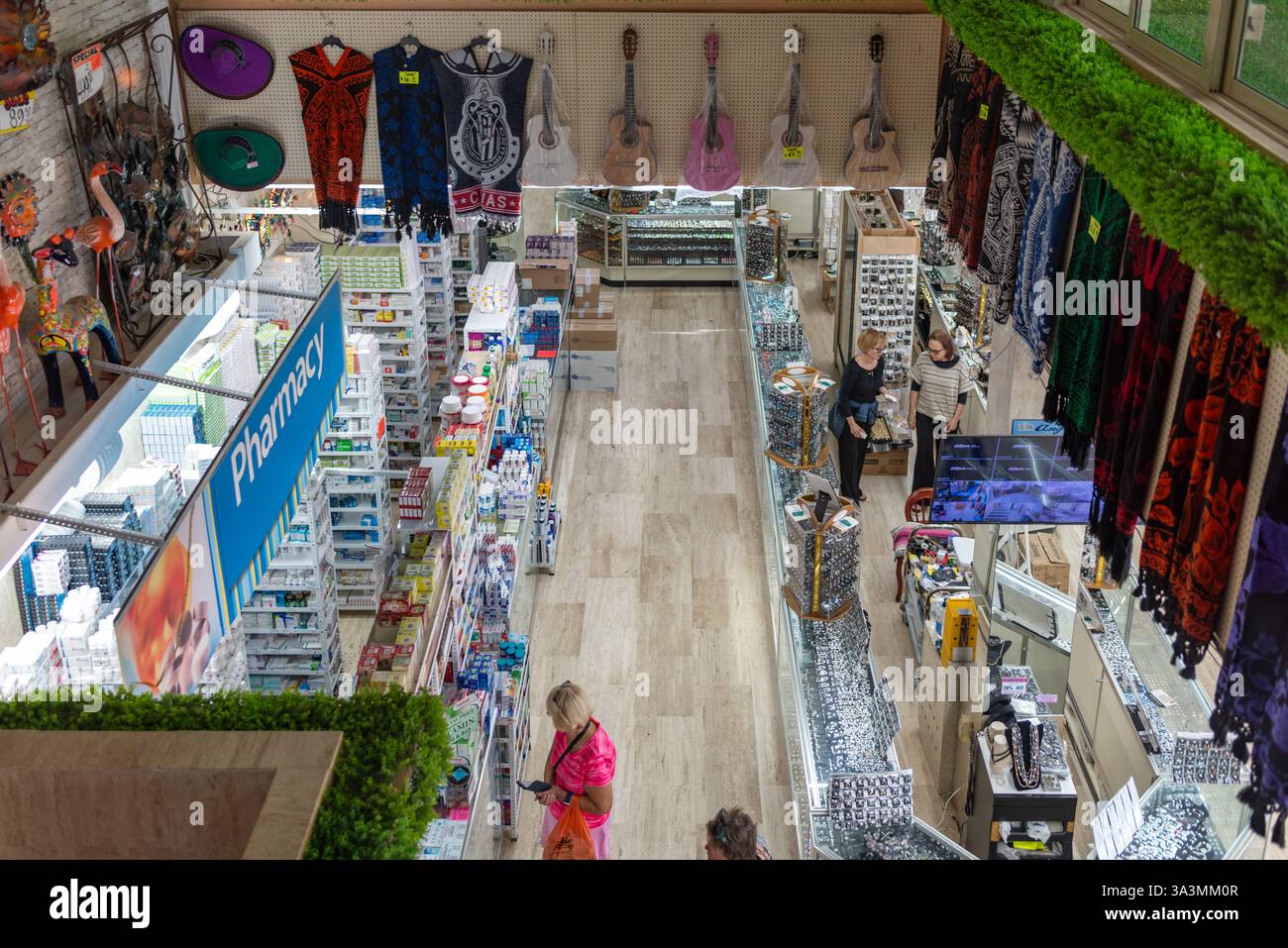 Una farmacia luminosa con clienti a Nuevo Progreso, Tamaulipas, Messico. Foto Stock