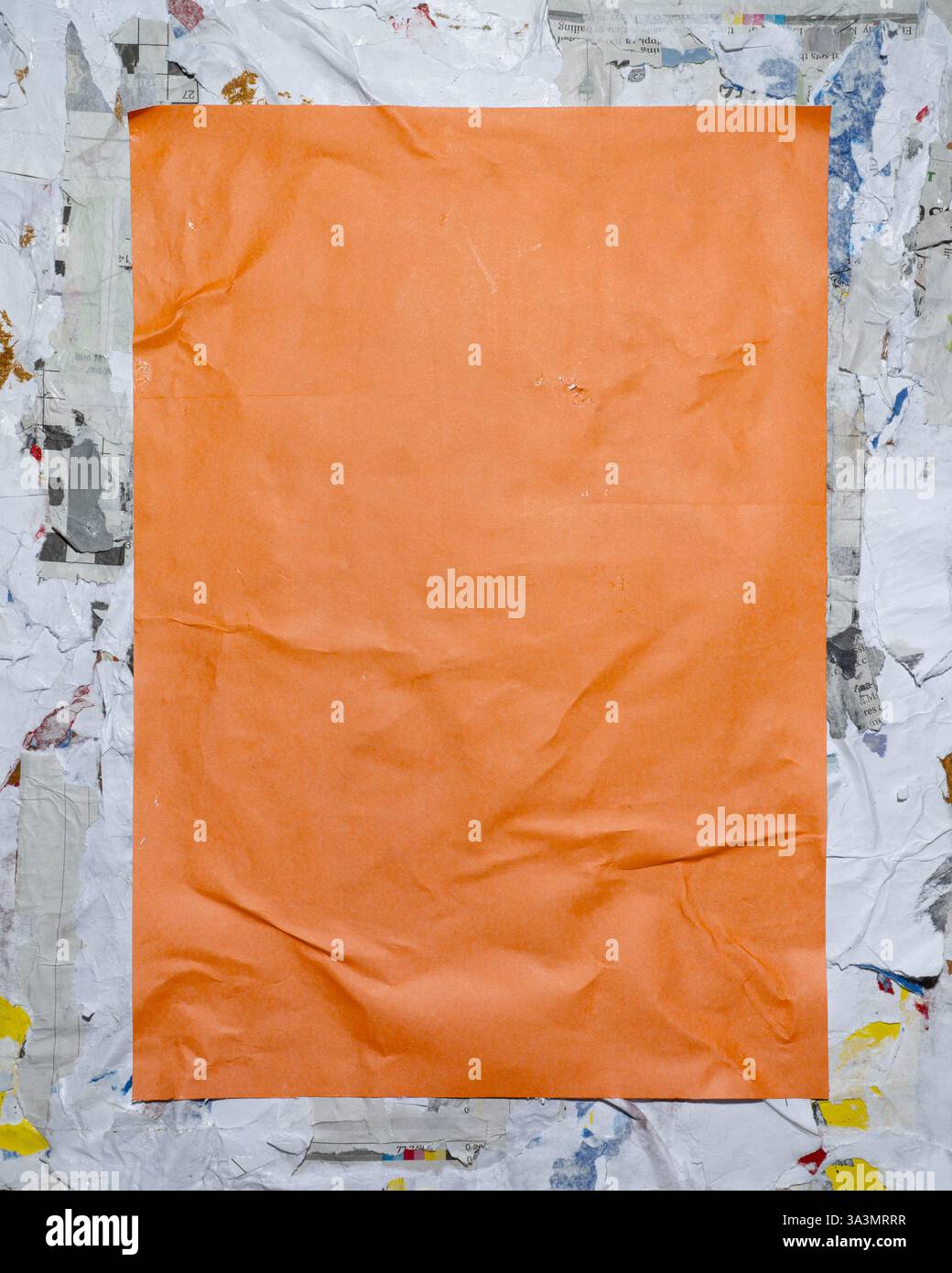Poster di carta verticale arancione su una parete stradale sporca. mockup della cornice della carta per collage art. Foto Stock