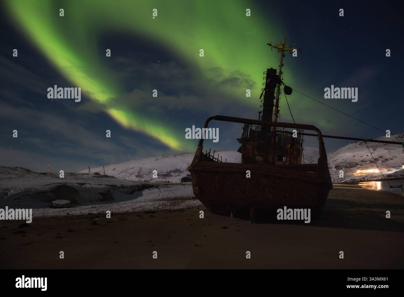 Vecchio peschereccio abbandonato sotto l'aurora boreale. Teriberka, regione di Murmansk, Russia Foto Stock