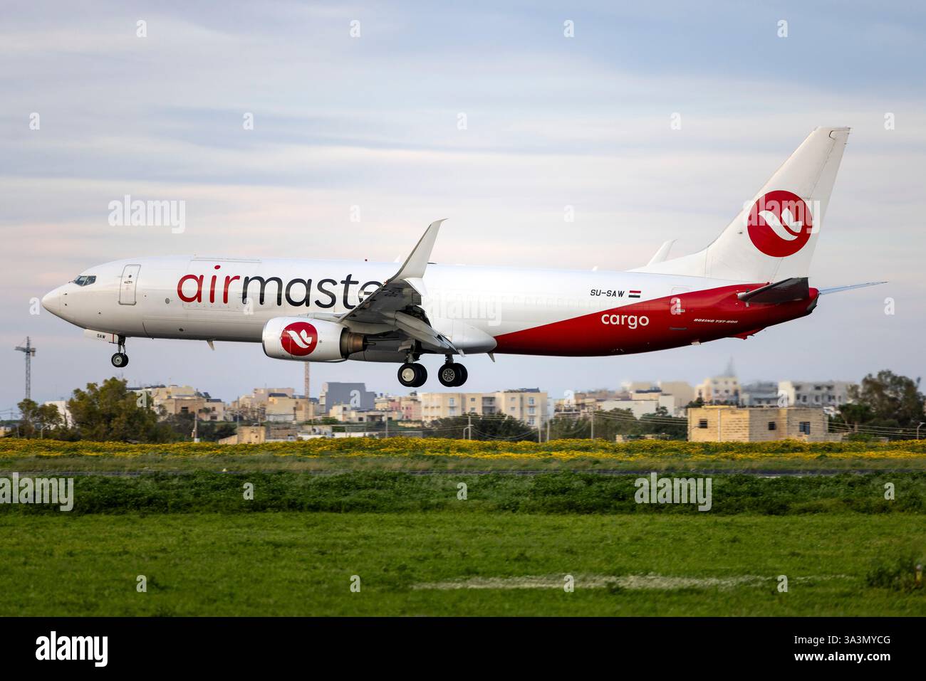 Air Master Boeing 737-8F2(BCF)(WL) (REG: Su-SAW) in arrivo in tarda serata dal Cairo, Egitto. Foto Stock