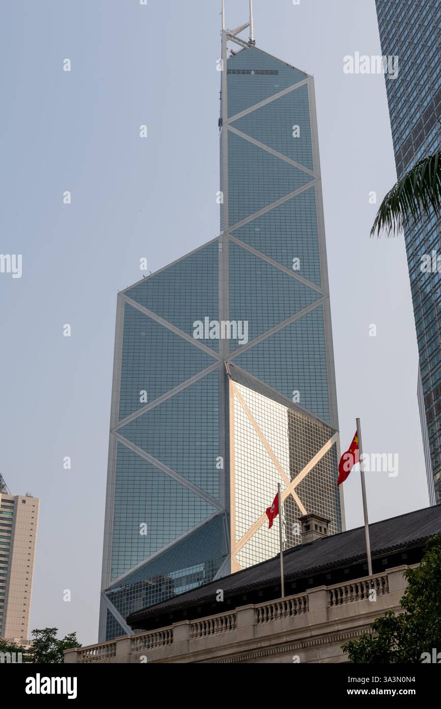 Hong Kong. Cina- 02.18.2025. Vista sulla strada della Torre della Banca della Cina. Un iconico grattacielo a Central con la Court of Final Appeal Colonial buildi Foto Stock