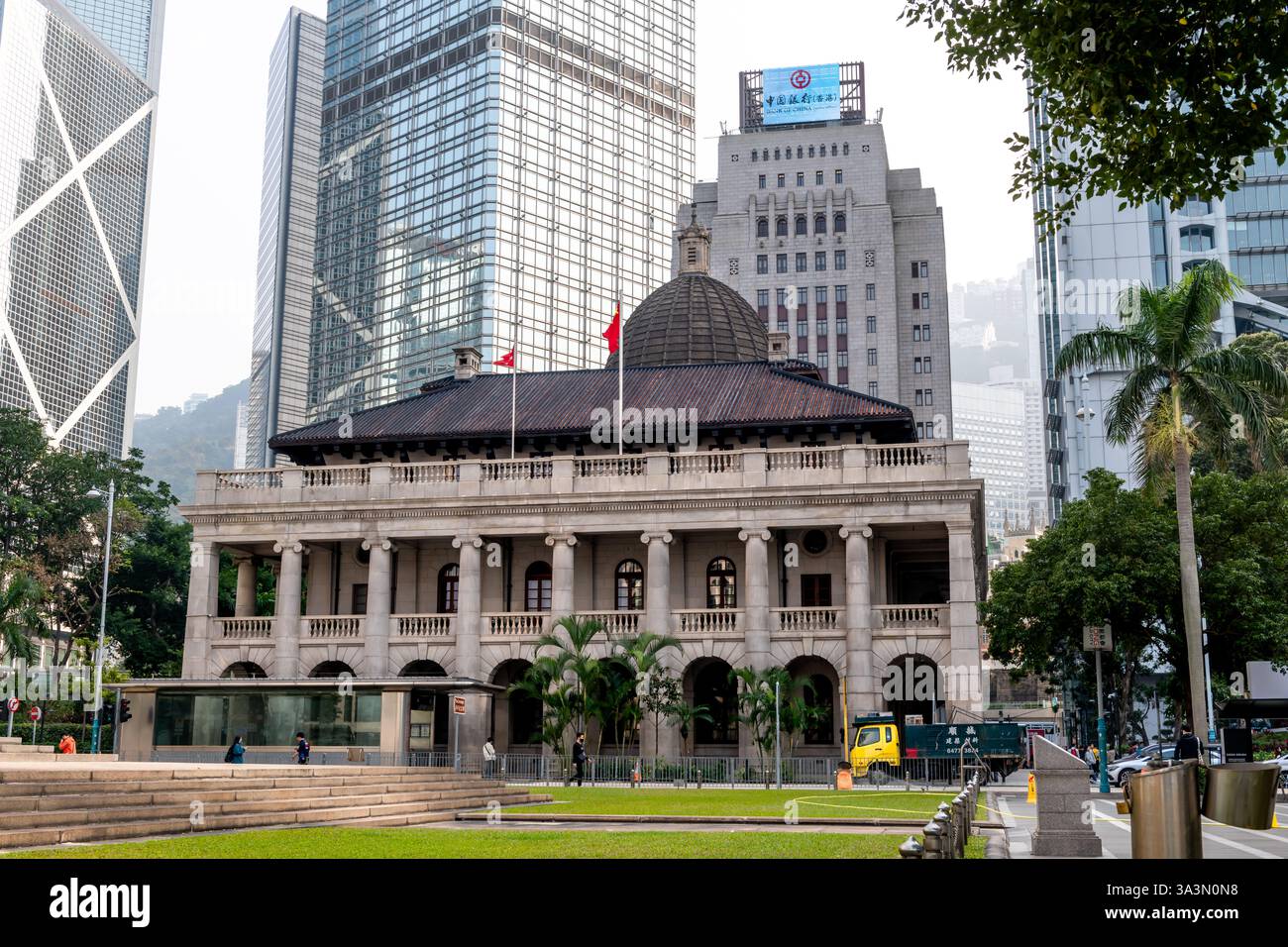 Hong Kong. Cina- 02.18.2025. La facciata esterna dell'edificio Court of Final Appeal in Jackson Road, Central. Un edificio coloniale circondato da Mo Foto Stock