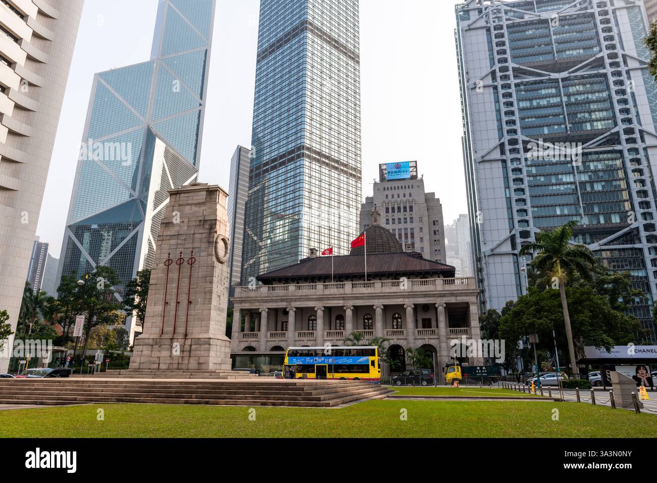 Hong Kong. Cina- 02.18.2025. Una vista sulla strada dai Giardini della Piazza della Statua della Corte d'appello edificio in stile coloniale circondato da un moderno grattacielo Foto Stock