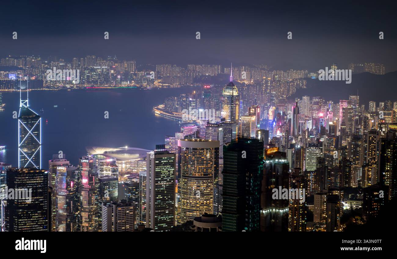 Hong Kong. Cina- 02.19.2025. Una vista dal Victoria Peak dello skyline della città di Hong Kong di notte, che mostra gli iconici grattacieli nel quartiere centrale, Foto Stock