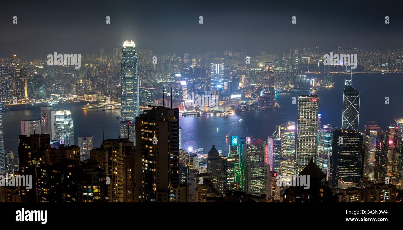 Hong Kong. Cina- 02.19.2025. Una vista dal Victoria Peak dello skyline della città di Hong Kong di notte, che mostra gli iconici grattacieli nel quartiere centrale, Foto Stock