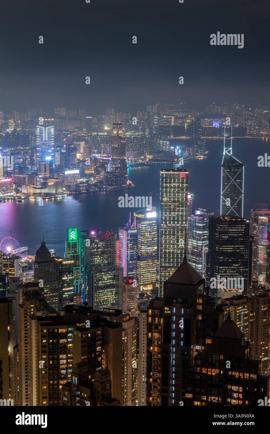 Hong Kong. Cina- 02.19.2025. Una vista dal Victoria Peak dello skyline della città di Hong Kong di notte, che mostra gli iconici grattacieli nel quartiere centrale, Foto Stock