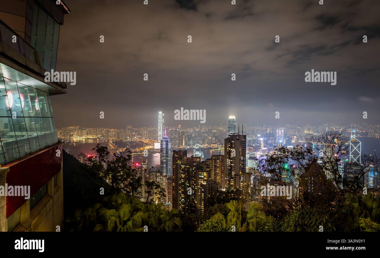 Hong Kong. Cina- 02.19.2025. Una vista dalla torre Peak dello skyline di Hong Kong di notte, che mostra gli iconici grattacieli nel quartiere centrale Foto Stock