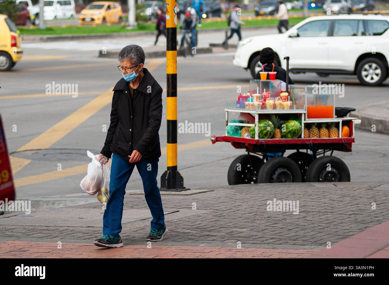 La gente usa maschere facciali per prevenire la diffusione della COVID-19 il 17 marzo 2020 a Bogotà, Colombia. Questa raccolta di immagini mostra la vita quotidiana nelle strade di Bogotà, in Colombia, durante i primi mesi della pandemia di COVID-19 in quella che molti chiamano nuova normalità, i blocchi per COVID-19 sono iniziati in Colombia il 20 marzo 2020, quando il sindaco Claudia Lopez ha imposto una quarantena preventiva che è stata successivamente seguita da un blocco nazionale per prevenire la diffusione dei casi. Foto di: Sebastian Barros/Long Visual Press Foto Stock