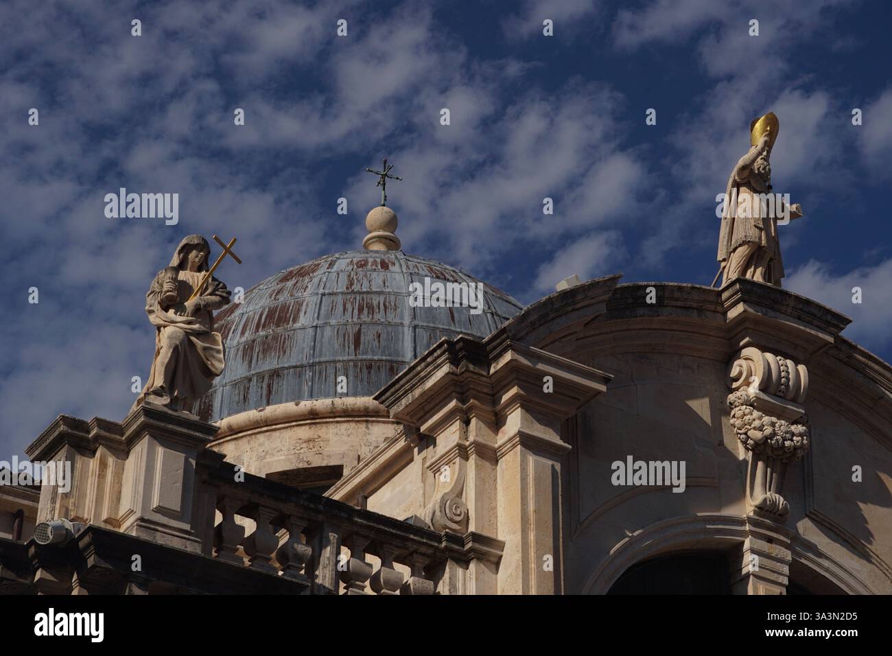 Due statue e una croce sul tetto della chiesa di San Biagio a Dubrovnik, Croazia Foto Stock