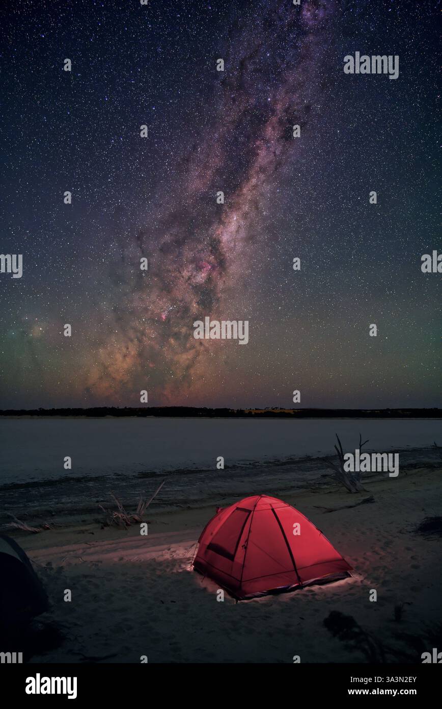 Campeggiare sul lato di un lago salato essiccato nell'Australia Occidentale per fotografare il cielo notturno. Foto Stock