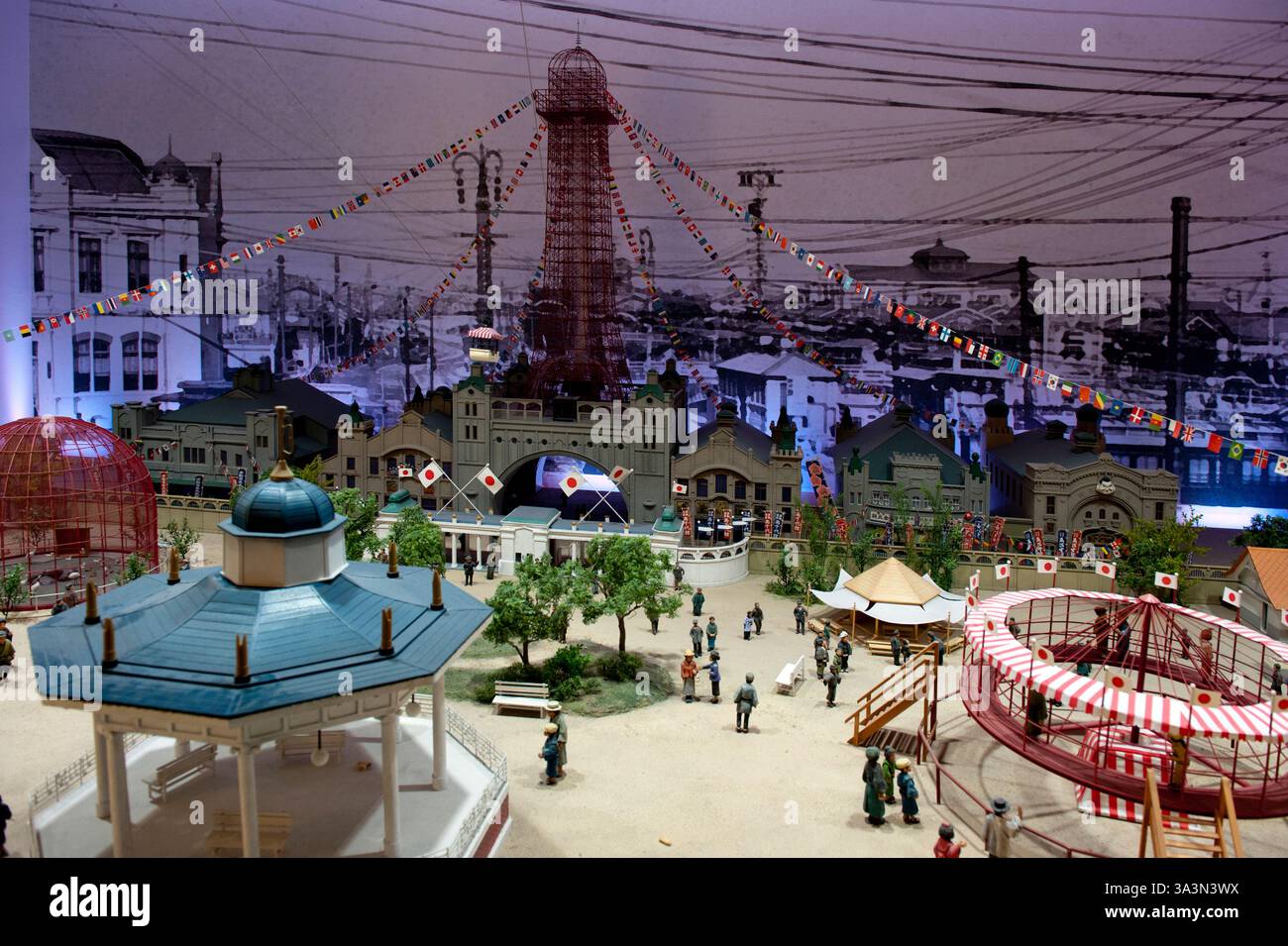 Un diorama del parco divertimenti Shinsekai Luna Park risalente al 1912 circa, che mostra la torre originale Tsutenkaku prima che fosse distrutta da un incendio nel 1943, Osaka. Foto Stock