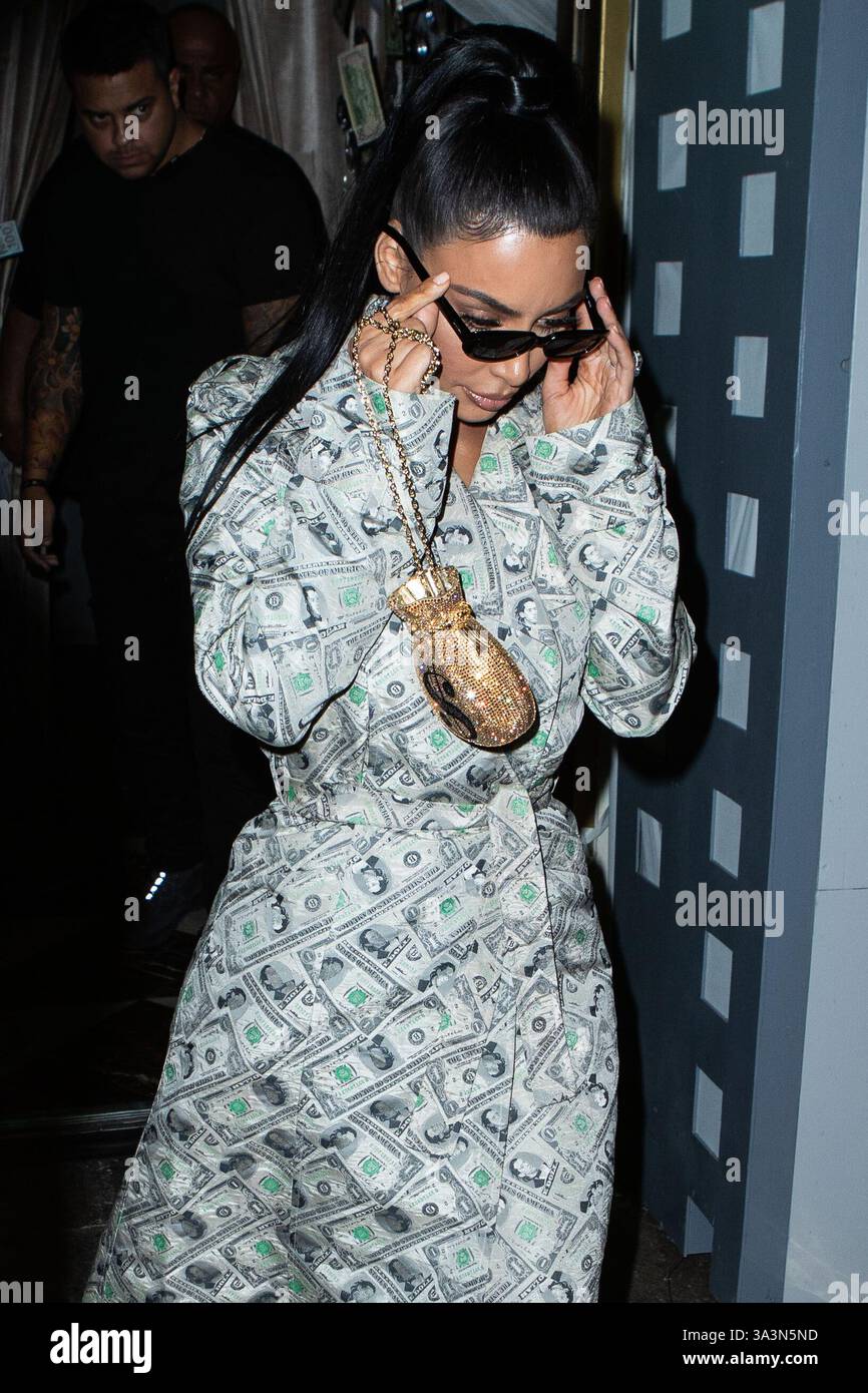 (FILE) Kim Kardashian pubblica un servizio fotografico con un Tesla Cybertruck e un robot Optimus. WEST HOLLYWOOD, LOS ANGELES, CALIFORNIA, USA - SETTEMBRE 27: L'imprenditore americano, influencer dei social media e star della reality TV Kim Kardashian West ha visto arrivare al lancio dei cosmetici Anastasia Karanikolaou tenutosi a Delilah il 27 settembre 2018 a West Hollywood, Los Angeles, California, Stati Uniti. (Foto di Image Press Agency) Foto Stock