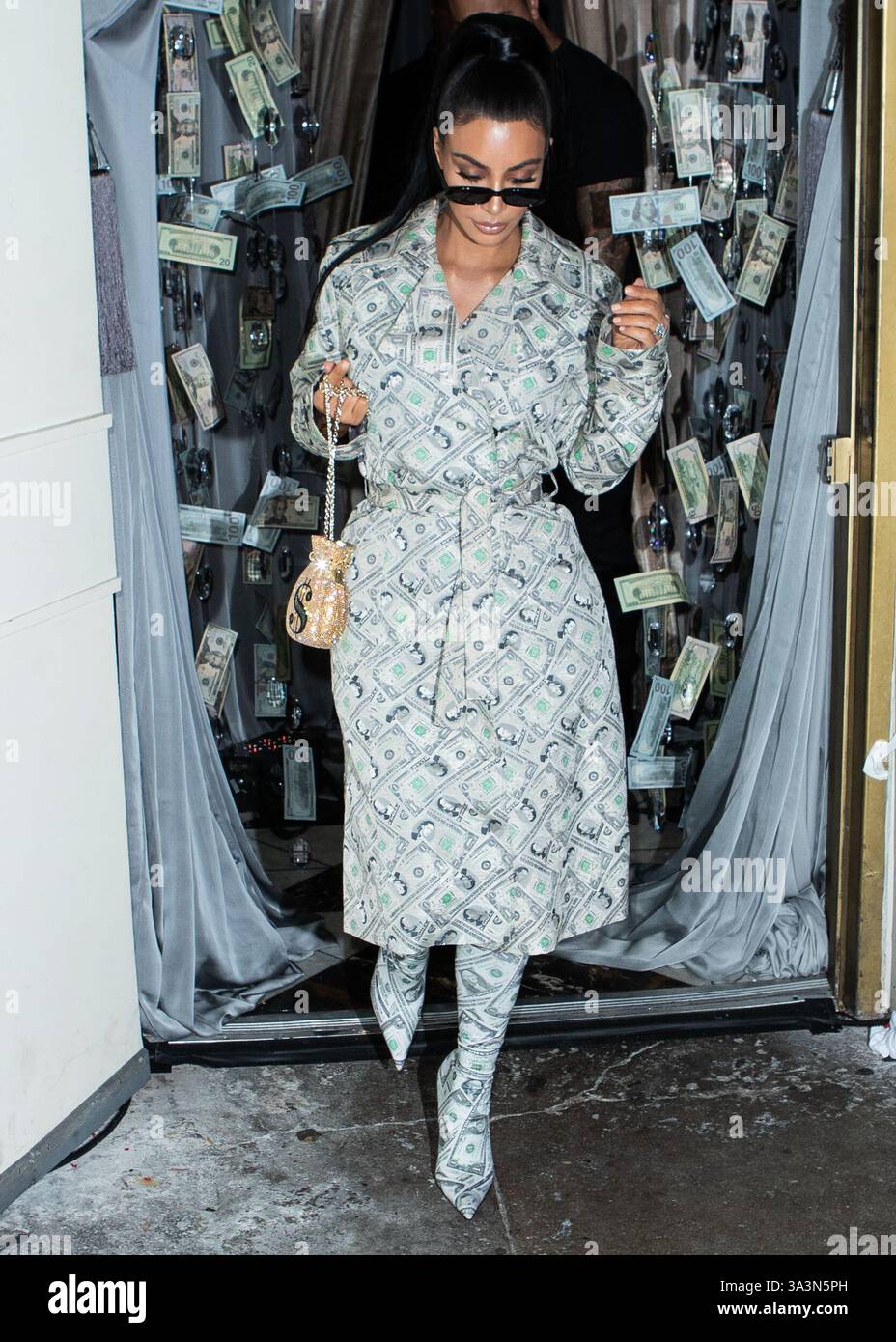 (FILE) Kim Kardashian pubblica un servizio fotografico con un Tesla Cybertruck e un robot Optimus. WEST HOLLYWOOD, LOS ANGELES, CALIFORNIA, USA - SETTEMBRE 27: L'imprenditore americano, influencer dei social media e star della reality TV Kim Kardashian West ha visto arrivare al lancio dei cosmetici Anastasia Karanikolaou tenutosi a Delilah il 27 settembre 2018 a West Hollywood, Los Angeles, California, Stati Uniti. (Foto di Image Press Agency) Foto Stock