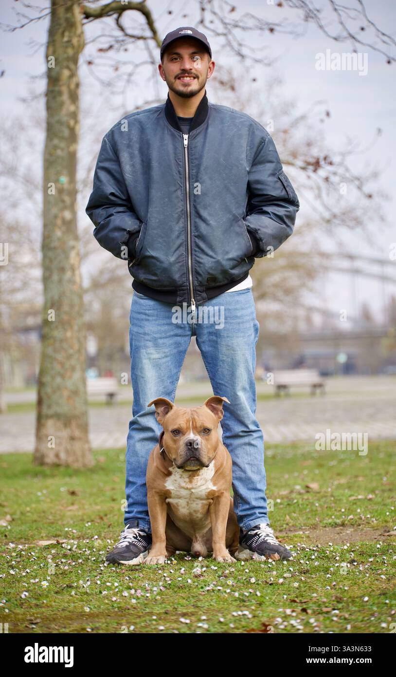 Francoforte sul meno, Germania. 16 marzo 2025. Un proprietario di Pitbull e il suo Pitbull. Foto Stock