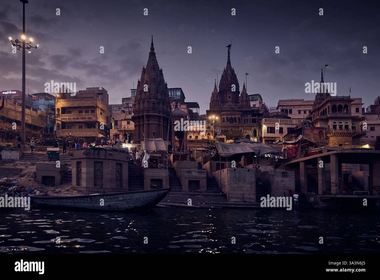 Panorama di Varanasi ghat sul fiume Gange di notte, India Foto Stock