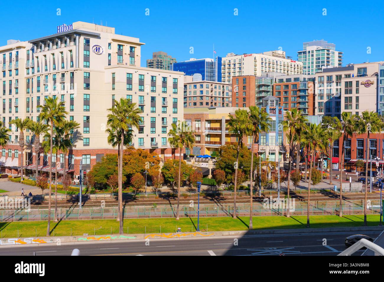 San Diego, California - 14 gennaio 2025: Hotel Hilton e Marriott, situati adiacenti al Centro Congressi di San Diego, adagiati contro un chiaro sk blu Foto Stock