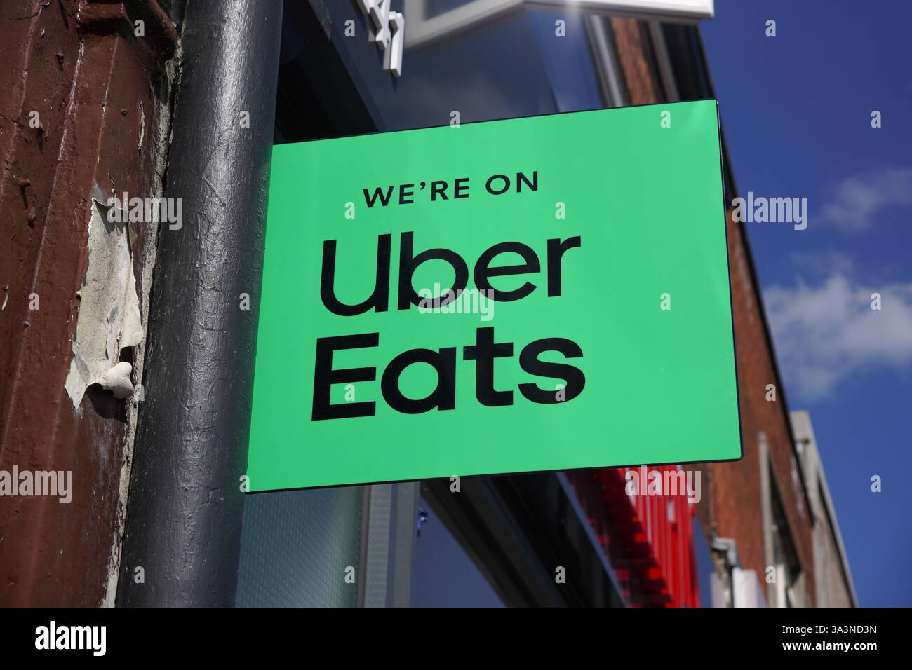 La segnaletica Uber Eats si trova all'esterno del ristorante da asporto e utilizza il servizio di consegna a domicilio - Southampton Regno Unito 16 settembre 2024 Foto Stock