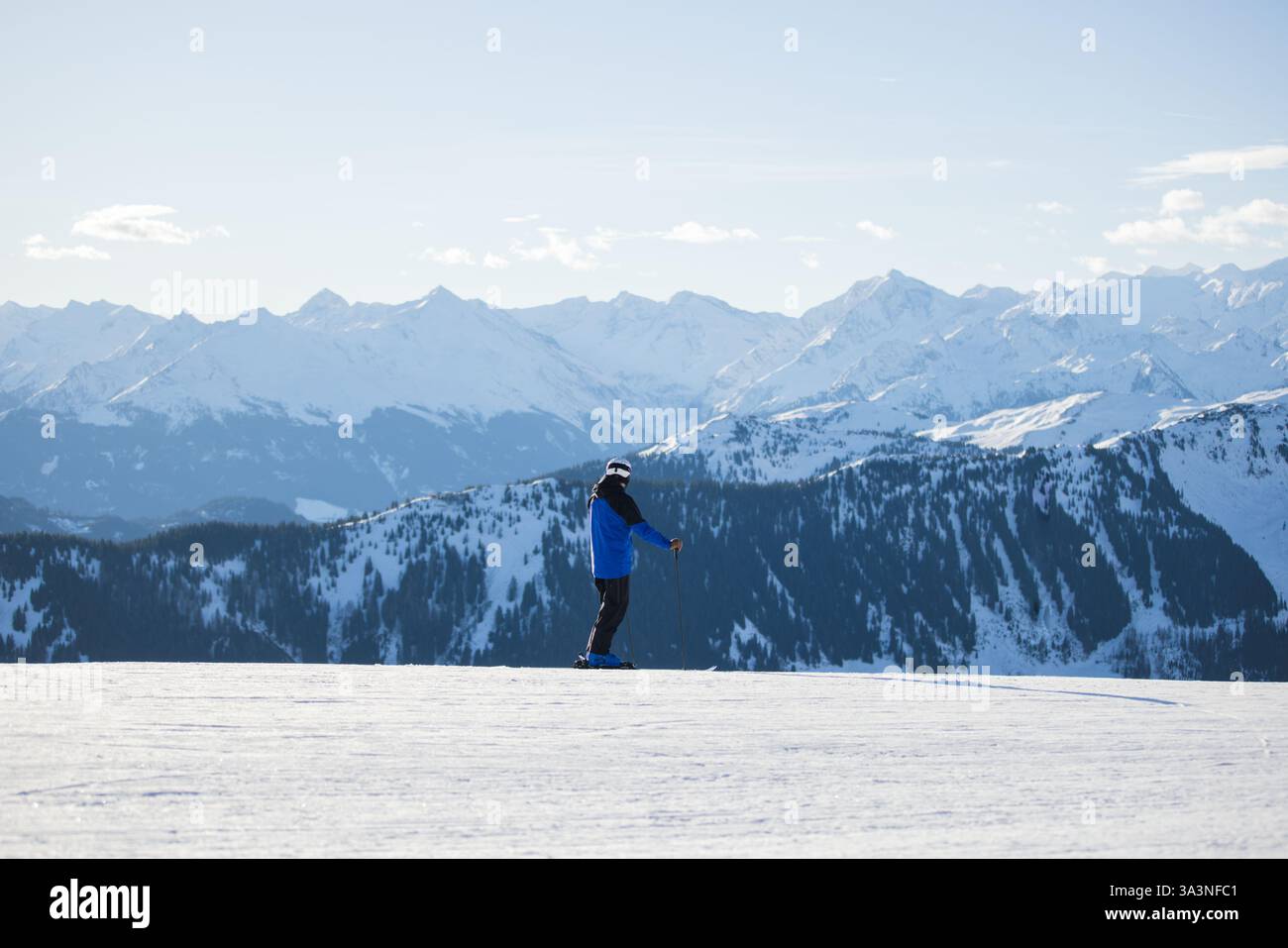 Sciatore solitario a Kitzbühel con vista mozzafiato sulle montagne alpine Foto Stock