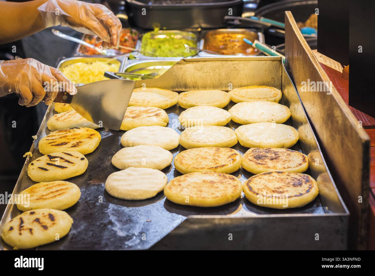 Cibo latino-americano Arepas in preparazione al mercato alimentare di Brick Lane a Londra, Regno Unito Foto Stock