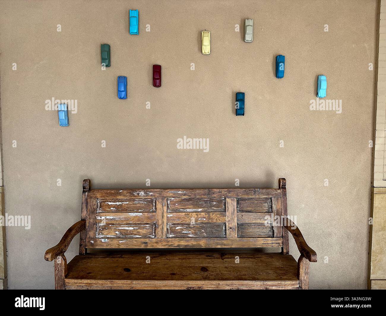 Panchina pubblica con opere d'arte nel quartiere artistico di Santa Fe, New Mexico. Foto Stock