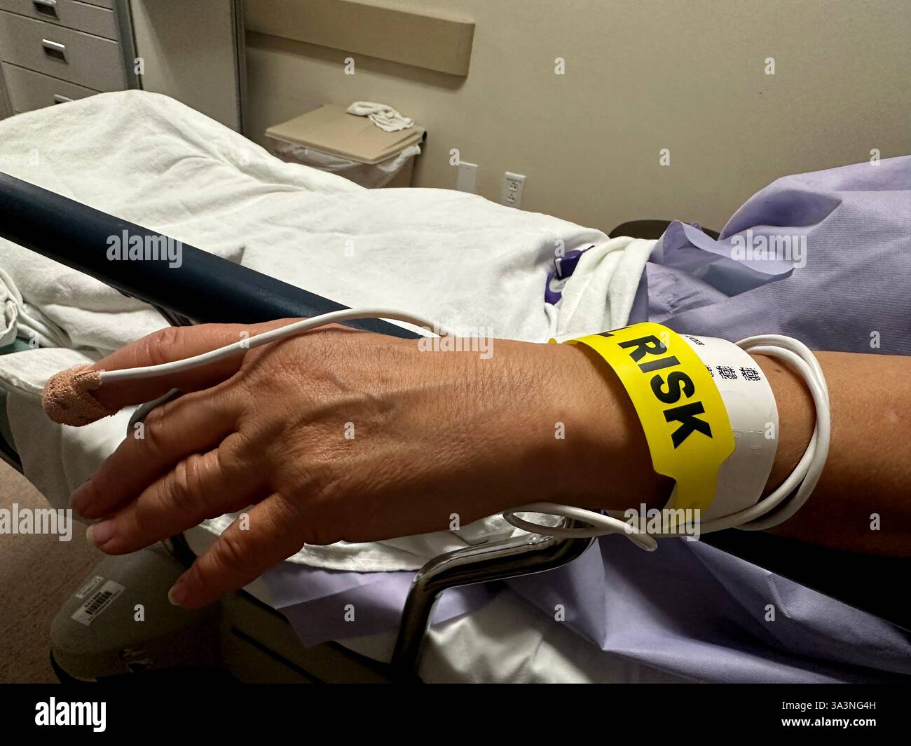 Il paziente ospedaliero attende un intervento chirurgico nella fase pre-operatoria. Foto Stock