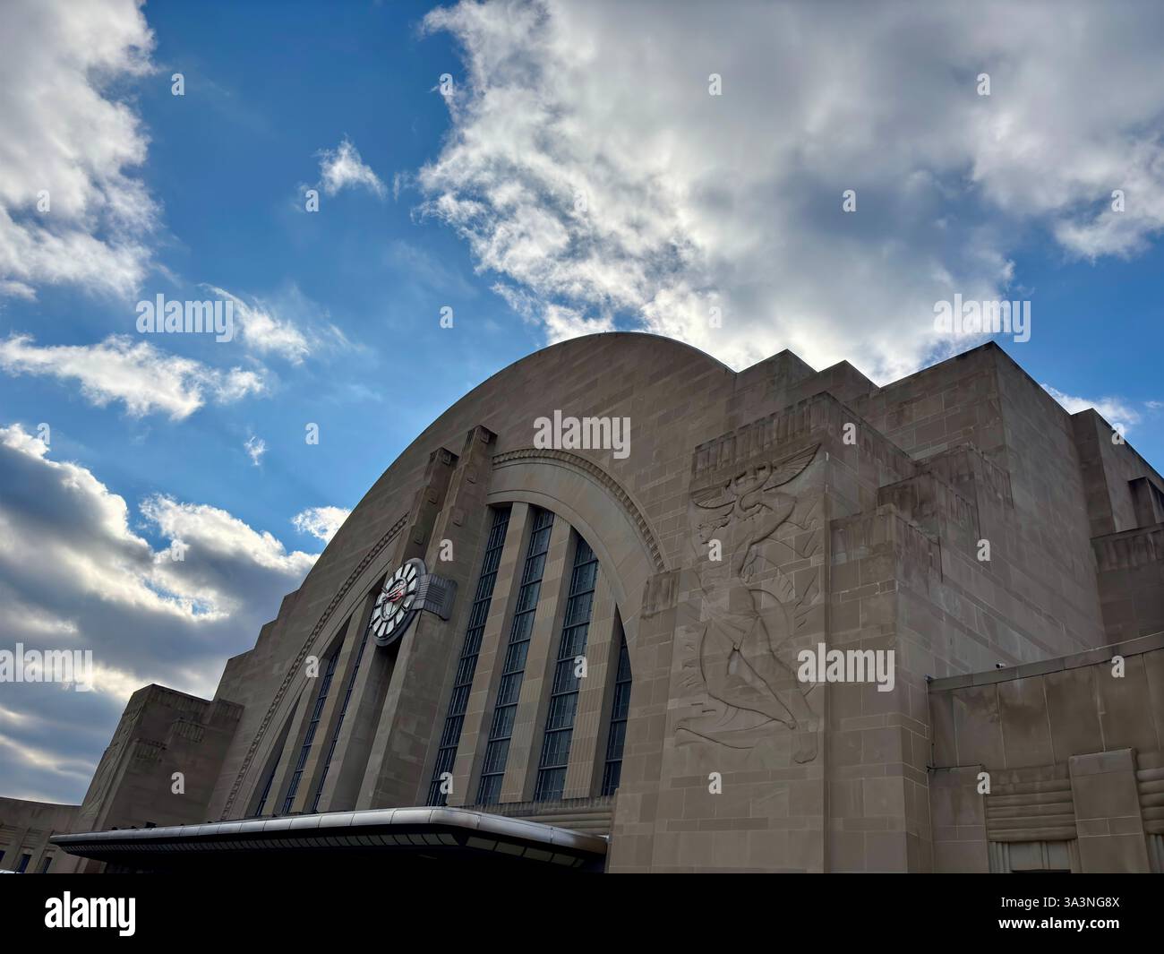 Facciata Art Deco del terminal Union di Cincinnati con orologio e intagli Foto Stock