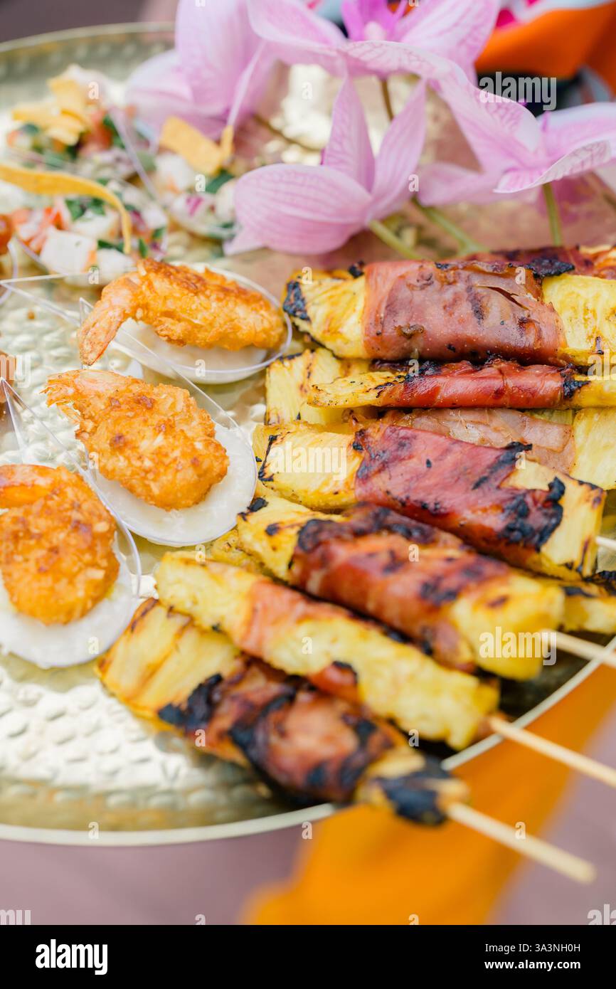 Spiedini di pancetta all'ananas e croccanti antipasti di gamberi al cocco. Foto Stock