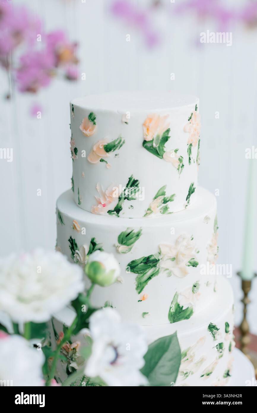 Torta nuziale floreale a tre piani con decorazioni con crema di burro. Foto Stock