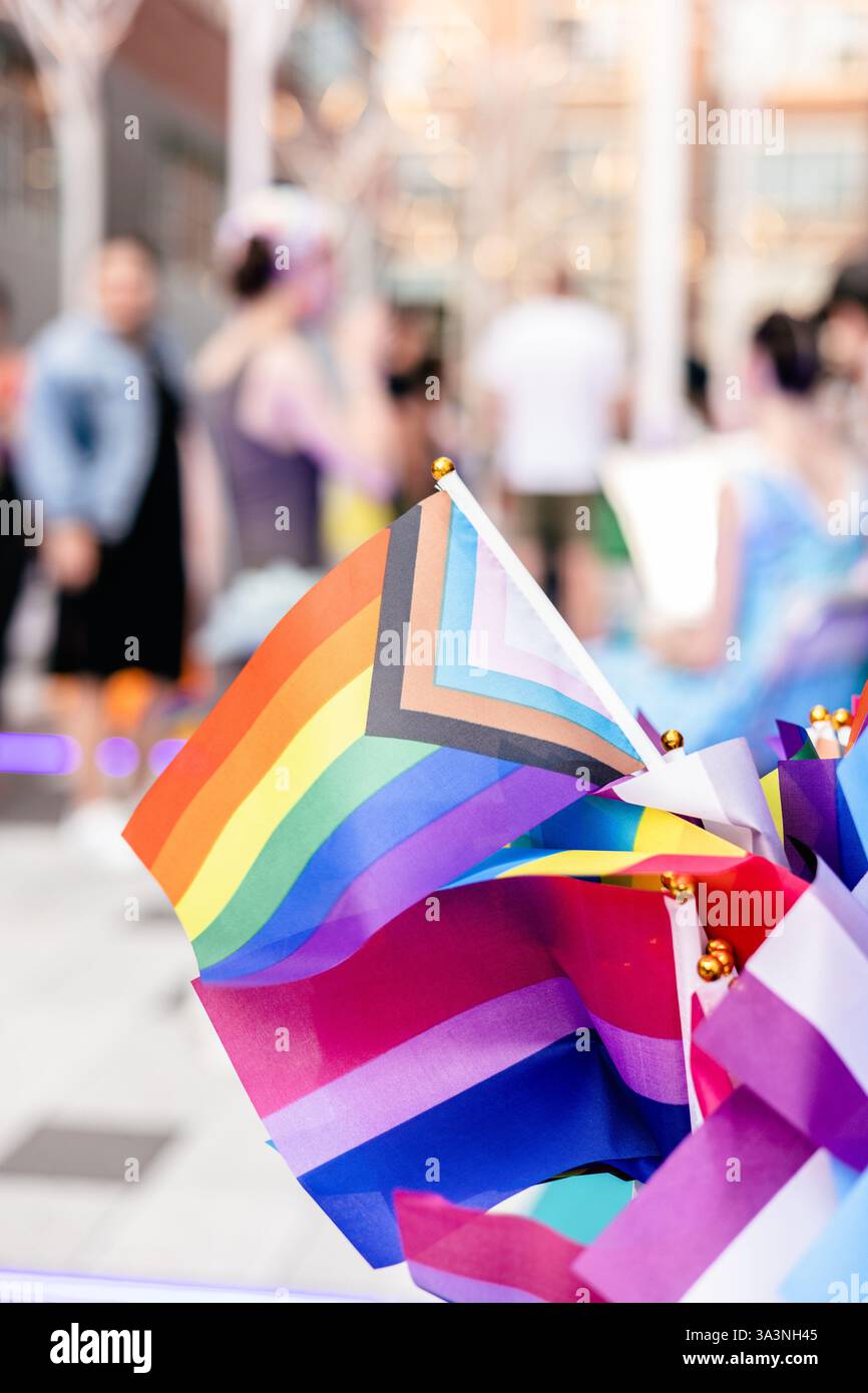 Bandiere arcobaleno per celebrare il mese dell'orgoglio. Foto Stock