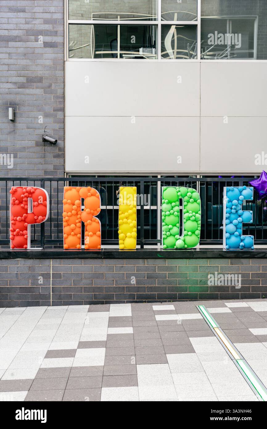 Lettere "PRIDE" piene di palloncini arcobaleno per celebrare il mese dell'orgoglio. Foto Stock