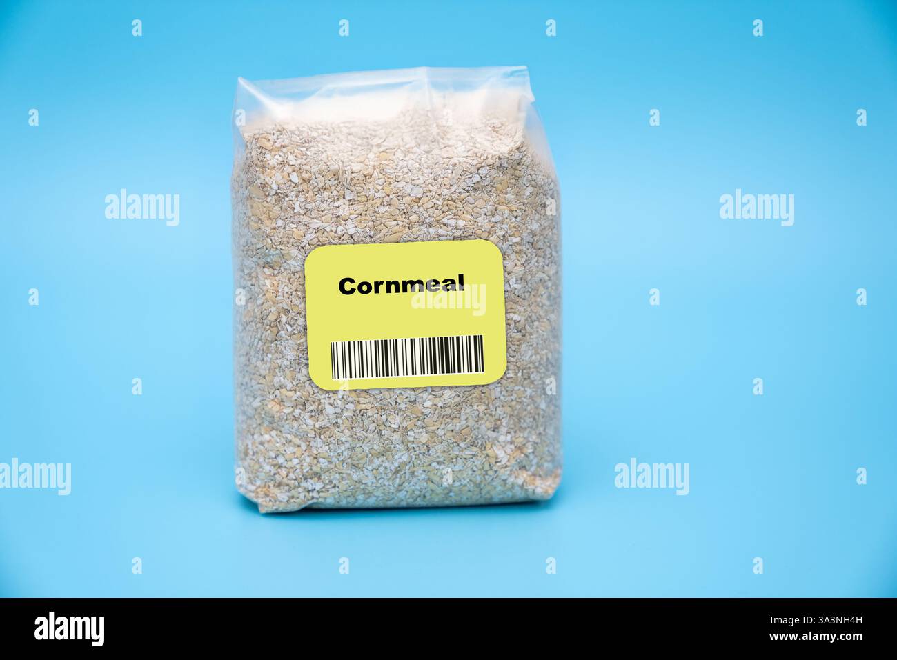 Farina di mais ricca di antiossidanti e fibre; aiuta la digestione e la salute degli occhi. Il cereale in un sacchetto di farina di mais è una farina grossa che migliora la digestione e il supporto Foto Stock