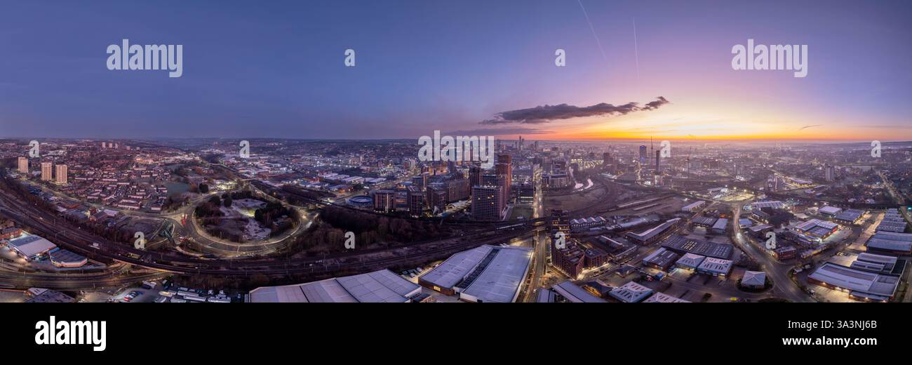 Vista aerea panoramica del paesaggio urbano di Leeds all'alba Foto Stock