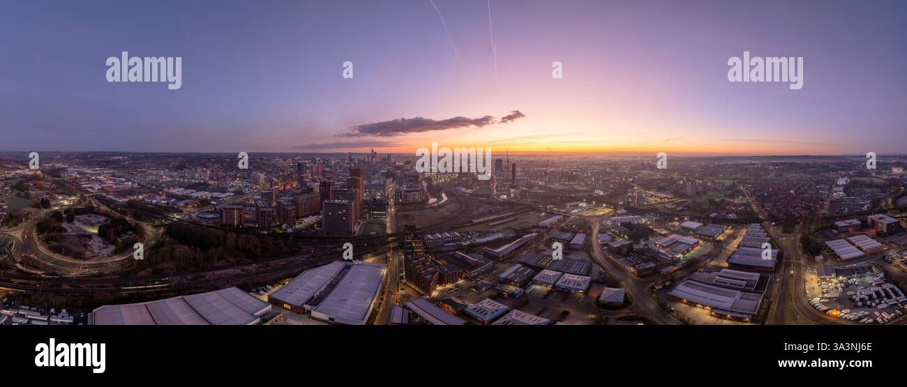 Splendida vista aerea di Leeds all'alba con un vasto paesaggio urbano Foto Stock