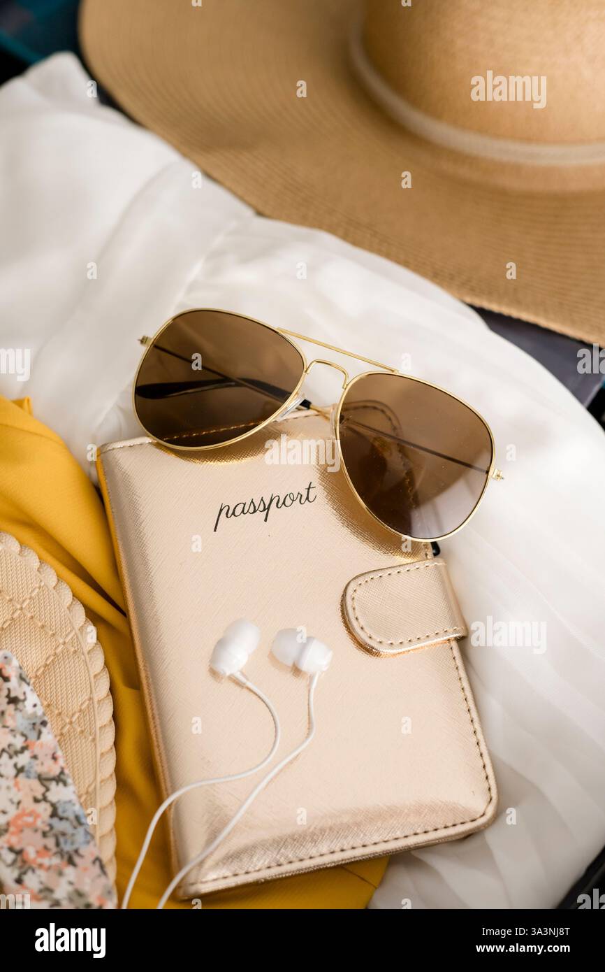 Primo piano del passaporto e dell'essenziale per il viaggio Foto Stock