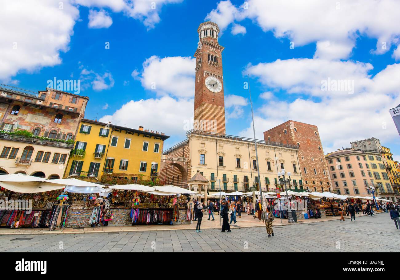 Verona, Italia. Piazza delle Erbe, nel centro storico della città, città Antica, antiche case dei Mazzanti, Torre dei Lamberti Foto Stock