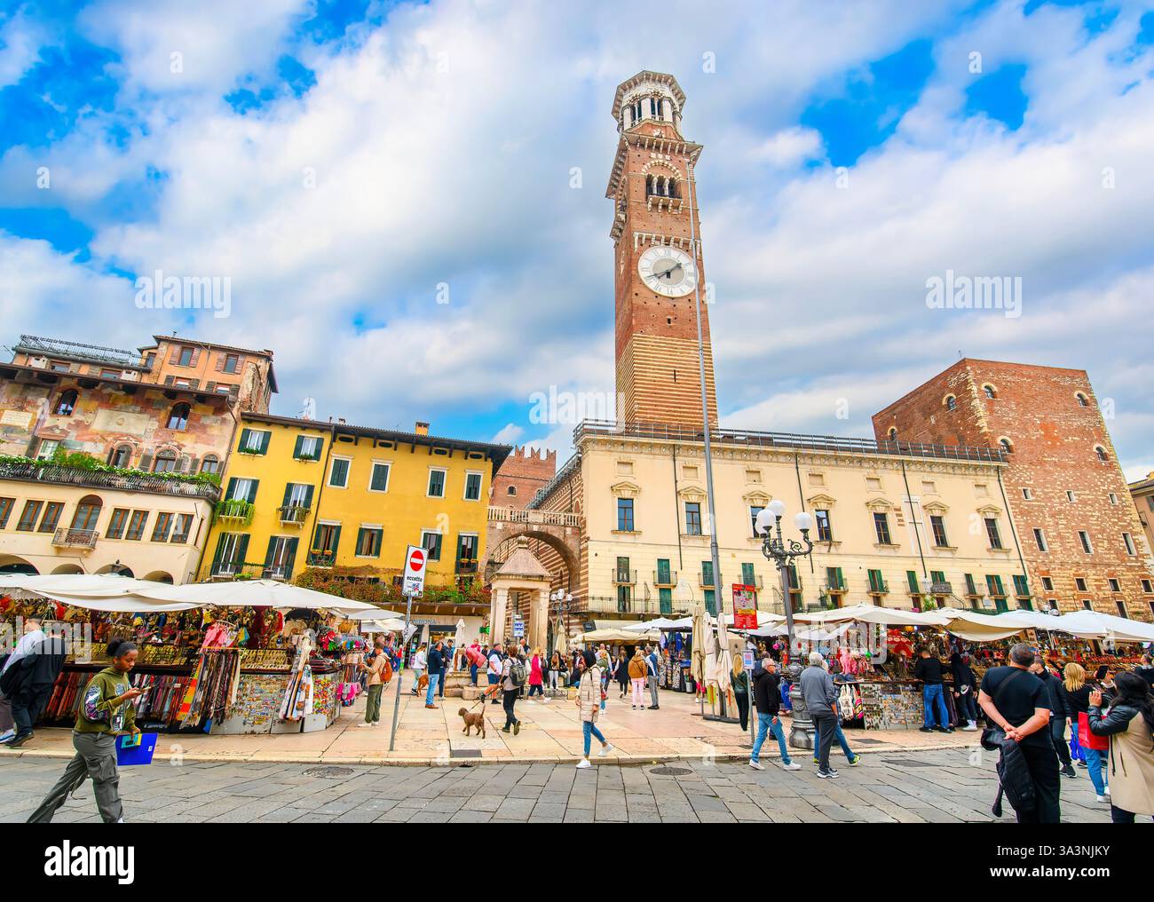 Verona, Italia. Piazza delle Erbe, nel centro storico della città, città Antica, antiche case dei Mazzanti, Torre dei Lamberti Foto Stock