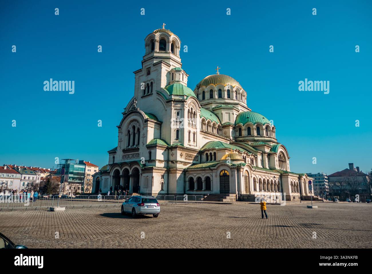 Vista sulla strada della cattedrale di Sant'Alessandro Nevskij a Sofia, Bulgaria Foto Stock