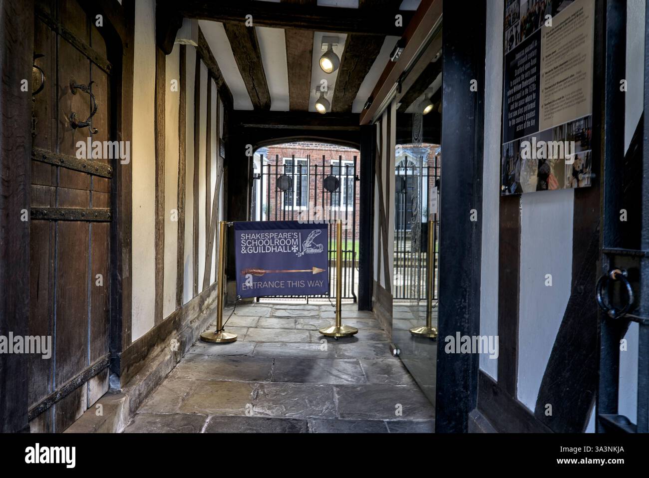Vicolo d'ingresso alla scuola di Shakespeare e alla Guildhall, Stratford Upon Avon, Inghilterra, Regno Unito Foto Stock