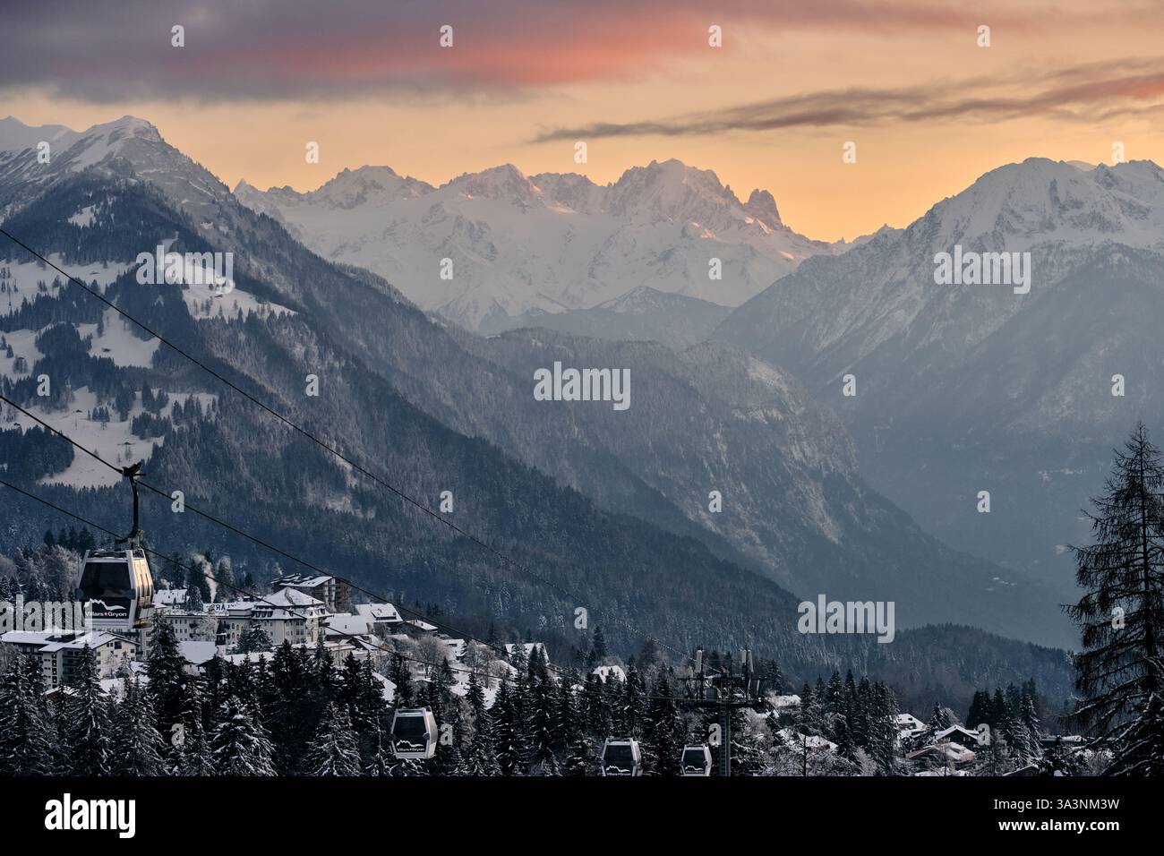 Villaggio di Villars e stazione sciistica sulle Alpi svizzere in inverno Foto Stock