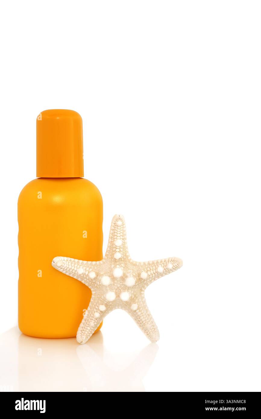 Bottiglia di crema solare estiva con conchiglia a stelle marine su sfondo bianco, protezione essenziale per la pelle delle vacanze, anti-cancro, crema solare per la spiaggia. Foto Stock