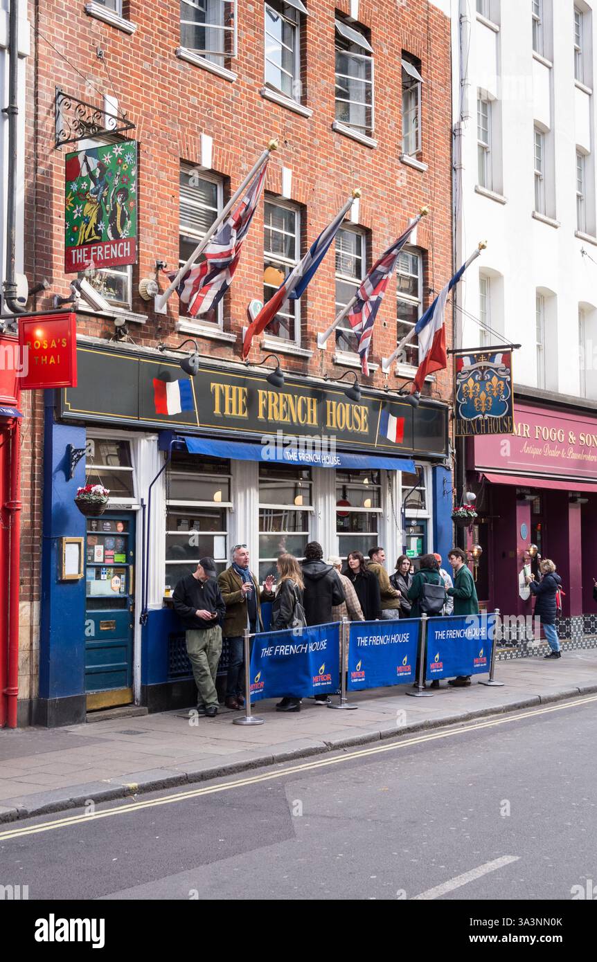 Tricolors e Union Jacks che volano all'esterno del pub French House in Dean Street, Soho, Londra, W1, Inghilterra, REGNO UNITO Foto Stock