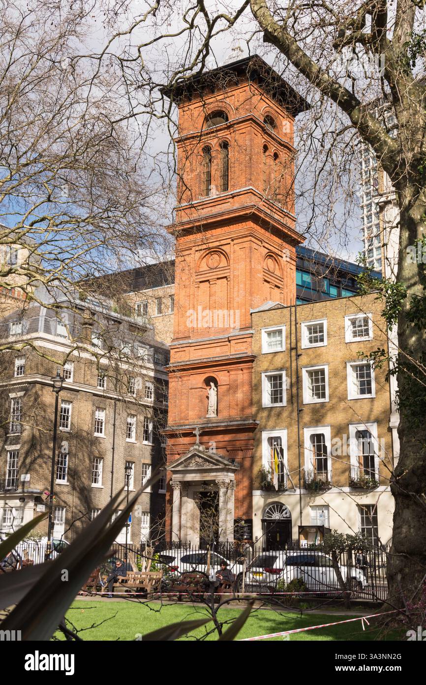 Torre della Chiesa di San Patrizio, Soho Square, progettata da John Kelly, Londra, Inghilterra, Regno Unito Foto Stock