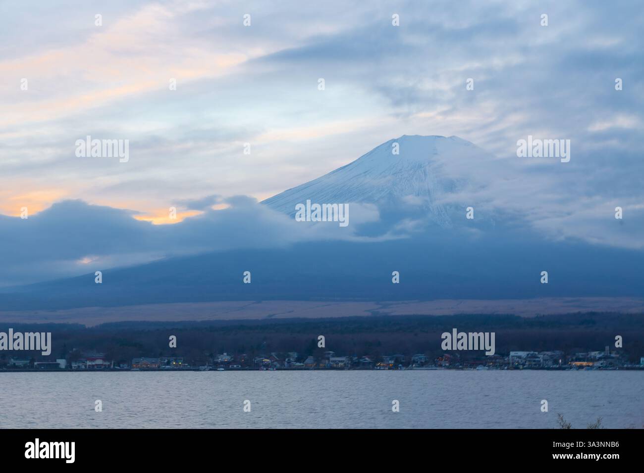 Il lago Yamanaka, prefettura di Yamanashi, è il più grande dei cinque laghi che circondano il monte Fuji. E' uno dei luoghi piu' belli del tramonto in Giappone Foto Stock