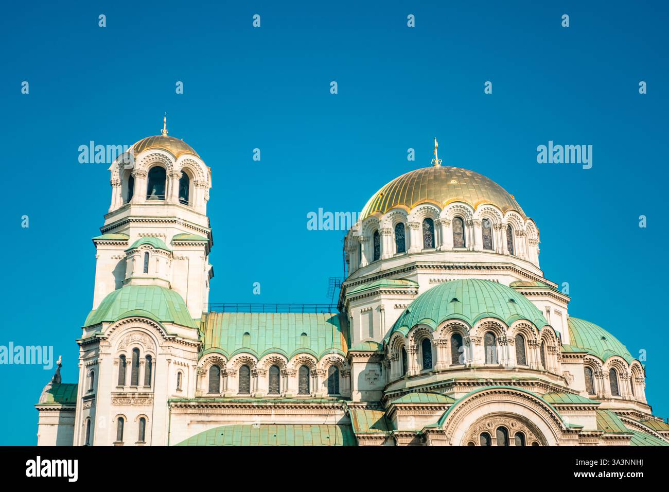 Vista sulla strada della cattedrale di Sant'Alessandro Nevskij a Sofia, Bulgaria Foto Stock