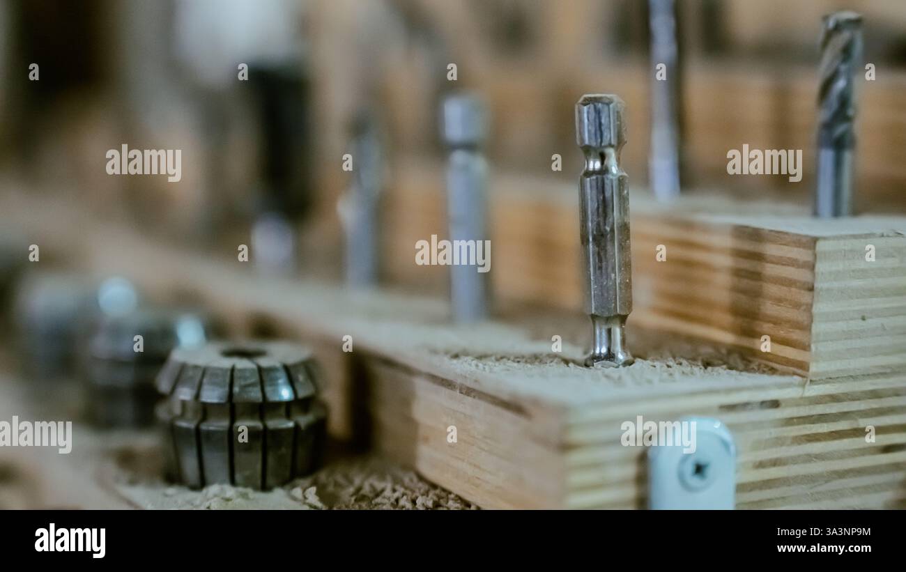 Vari utensili: Lima, cacciavite, martello, pinze, utensili da giardino sono esposti su scaffale in legno all'interno di officine o fabbriche rustiche, officina in una Foto Stock