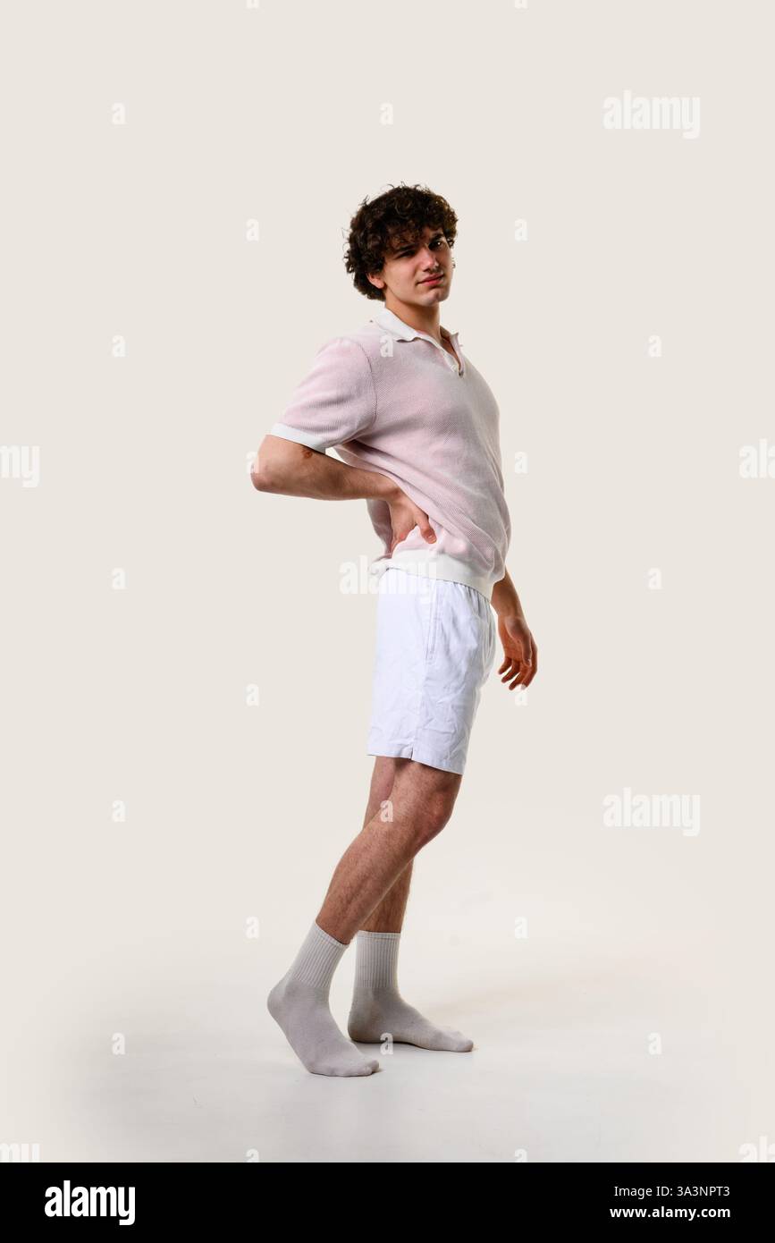 Soffre di costante insorgenza di dolore muscolare, incapacità di muoversi normalmente. Lussazione della vertebra trasversale. Il giovane sta sentendo dolore acuto Foto Stock