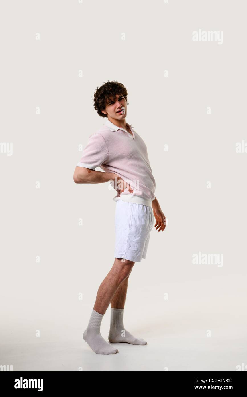 Lussazione della vertebra trasversale. Soffre di costante insorgenza di dolore muscolare, incapacità di muoversi normalmente. Il giovane sta sentendo dolore acuto Foto Stock